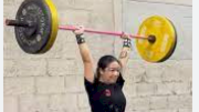 Cindercella angkat beban. (Foto: Instagram)