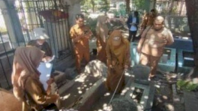 Bidang Cagar Budaya Dinas Kebudayaan Kota Makassar saat melakukan pendataan. (Foto: DInas Kebudayaan Makassar)