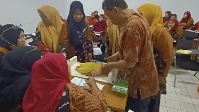 Penjelasan tahapan pengukuran Panjang bayi yang benar oleh Dr. Sirajuddin, SKM,M.Kes. 