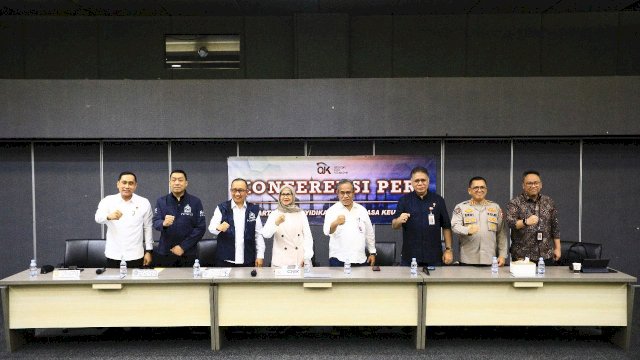 Otoritas Jasa Keuangan (OJK) bersama Kepolisian RI, Kejaksaan Agung, dan sejumlah kementerian/lembaga terkait berhasil memulangkan dan menahan AAG, mantan Direktur PT Investree Radhika Jaya. (Foto: Gita/HN)
