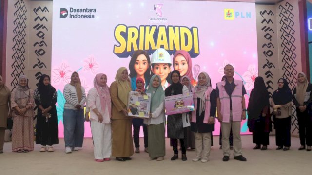 Penyerahan bantuan alat memasak secara simbolis oleh Ketua Srikandi PLN UID Sulselrabar, Yuli Ashaniais, didampingi oleh Kepala Bidang Pemenuhan Hak Anak Dinas Pemberdayaan Perempuan dan Perlindungan Anak, Andryani Saleng, S.I.P, M.Si, Perwakilan Manajemen PLN UID Sulselrabar, serta perwakilan dari Persatuan Istri Karyawan dan Karyawati (PIKK) PLN UID Sulselrabar. (Foto: PLN Sulselrabar)