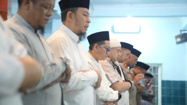 Shalat Subuh berjamaah setiap Jumat Pemkot Makassar. (Foto: Humas Pemkot Makassar)