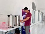 Bosowa Peduli Sajikan 100 Cup Minuman Hangat untuk Jamaah Salat Jumat