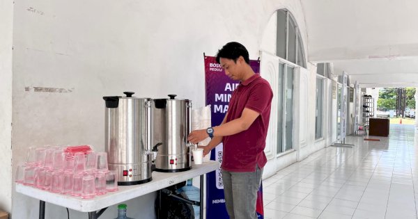 Bosowa Peduli Sajikan 100 Cup Minuman Hangat untuk Jamaah Salat Jumat