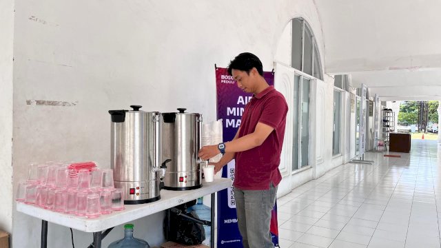 Jamaah saat salat Jumat di Masjid. (Foto: Bosowa)