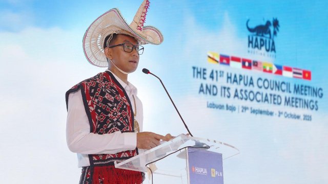 Direktur Utama PLN, Darmawan Prasodjo menyampaikan bahwa Indonesia memiliki potensi energi baru terbarukan (EBT) yang sangat besar, namun dalam pengembangannya menghadapi tantangan mismatch antara lokasi pusat EBT dengan pusat permintaan listrik. Jaringan listrik interkoneksi ASEAN menjadi salah satu solusi yang memungkinkan Indonesia berbagi energi, menyeimbangkan sistem, dan memperkuat ketahanan energi di kawasan. (Foto: PLN)