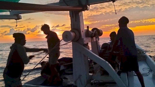 Almin Asbah saat memperlihatkan aktivitasnya melaut bersama para nelayan di Desa Turungan Beru, Kecamatan Herlang, Kabupaten Bulukumba. (Foto: dok. Harian.news)