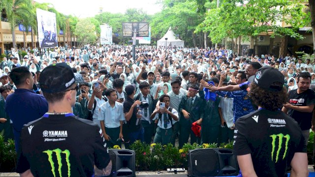 Fabio Quartararo & Alex Rins saat berkunjung di SMA 2 Mataram. (Foto: SJAM)