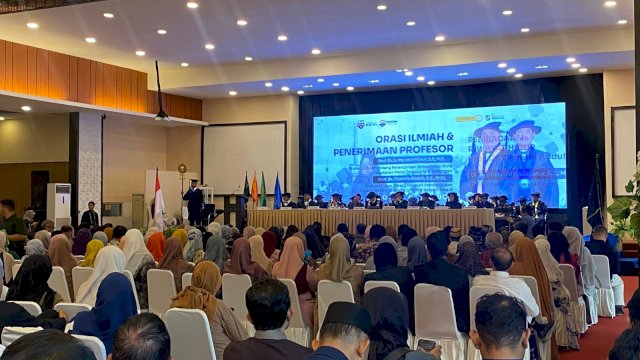 Prosesi pengukuhan dua Guru Besar di Unibos Makassar. (Foto: Gita/HN)