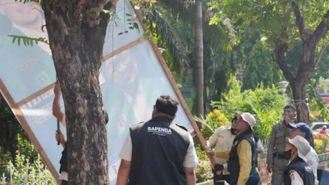 Tim pengawasan pajak reklame menertibkan 16 titik reklame ilegal.