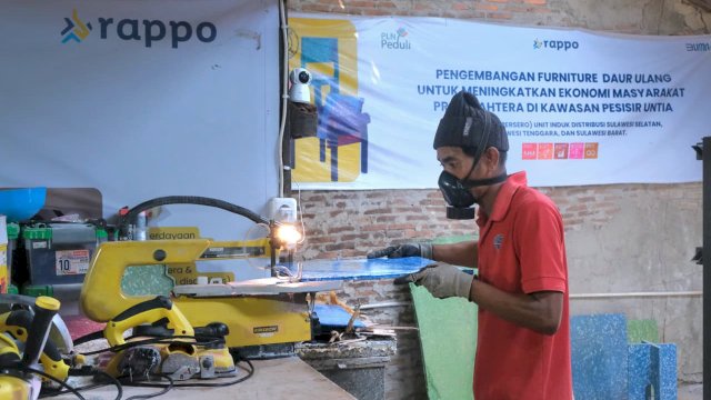 Melalui bantuan program TJSL PT PLN (Persero), salah seorang pegawai Rappo di Untia, Kota Makassar sedang membuat sampah plastik menjadi sebuah meja. (Foto: Humas PLN)