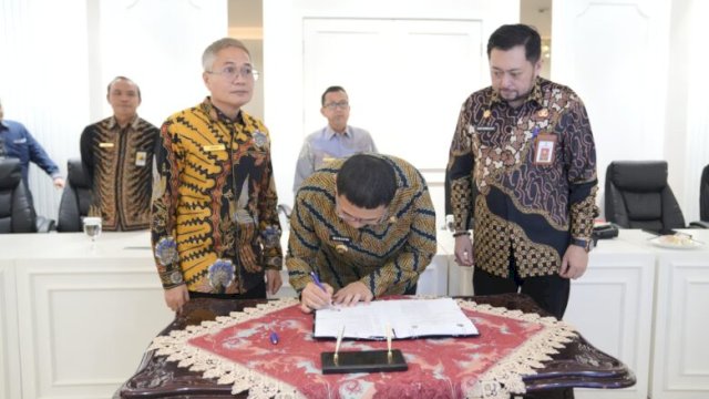 Penandatanganan Perjanjian Kerja Sama (PKS) Tripartit tentang optimalisasi pemungutan pajak pusat dan daerah yang dilakukan secara hybrid, Selasa (15/10/2025).
