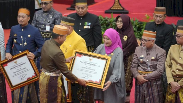 Pemkot Makassar borong banyak penghargaan di hari jadi Sulsel yang ke-356. (Foto: Humas Pemkot Makassar)