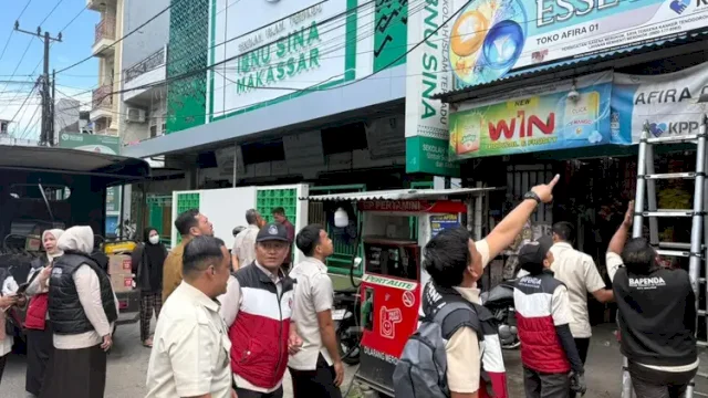 Tim Bapenda Makassar menertibkan reklame ilegal yang terpasang tanpa izin di sejumlah lokasi strategis.