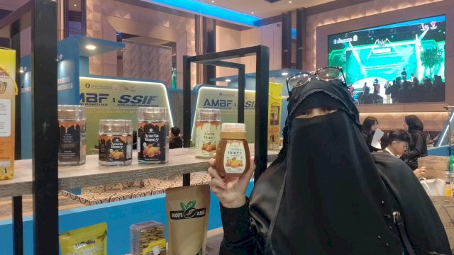 Hj. Ariani, CEO Lontara Honey saat memperlihatkan produk olahannya kepada harian.news. (Foto: Gita Oktaviola/HN)