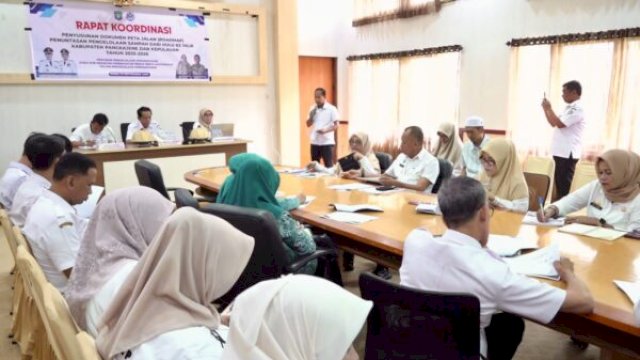 Rapat penyusuanan roadmap dipimpin wakil bupati Pangkep, Abd Rahman Assagaf, melibatkan lintas sektor, termasuk narasumber dari Dinas Lingkungan Hidup dan Kehutanan Provinsi Sulawesi Selatan, yang digelar di ruang rapat wakil bupati, Rabu (10/9/2025) ||handover 