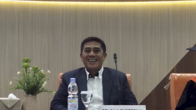 Dr. Syamsu Rizal MI, S.Sos, M.Si penguji eksternal promosi doktor di Unhas, Jumat (7/11). HN