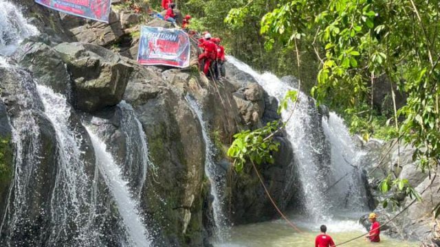 Relawan PMI Kabupaten Gowa berlatih teknik vertical rescue di Air Terjun Boko Bili, Desa Bilalang, Kecamatan Manuju, Minggu (9/11/2025). Pelatihan ini merupakan bagian dari upaya peningkatan kapasitas Korps Sukarela (KSR) dalam menghadapi kondisi medan sulit saat operasi kemanusiaan dan penanggulangan bencana.