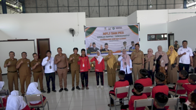 Pembukaan Masa Pengenalan Lingkungan Sekolah (MPLS) dan Program Kegiatan Guru (PKG) yang digelar di Aula Balai Latihan Kerja (BLK) Pangkep, Selasa (30/9) ||handover 
