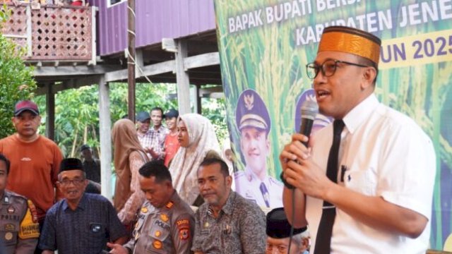 Bupati Jeneponto H. Paris Yasir serahkan bantuan benih padi unggul dan hand sprayer ke petani Desa Tuju ||Ist_aswin@harian.news