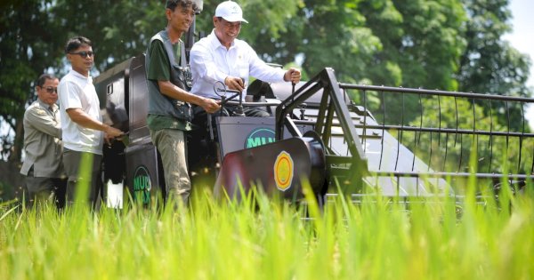 Mentan Banggakan Generasi Combine Harvester Terbaru di Serpong