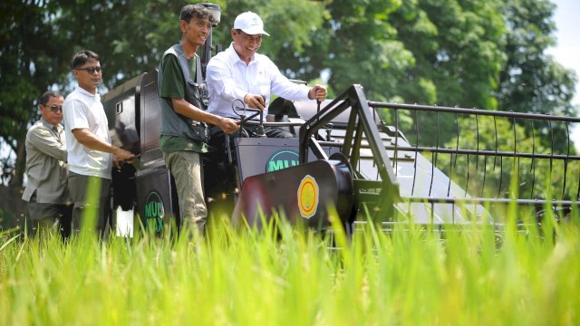 Mentan Banggakan Generasi Combine Harvester Terbaru di Serpong