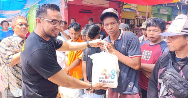 Meriahkan HUT Makassar, Perumda Pasar Salurkan Bantuan ke Ratusan Petugas Kebersihan Pasar