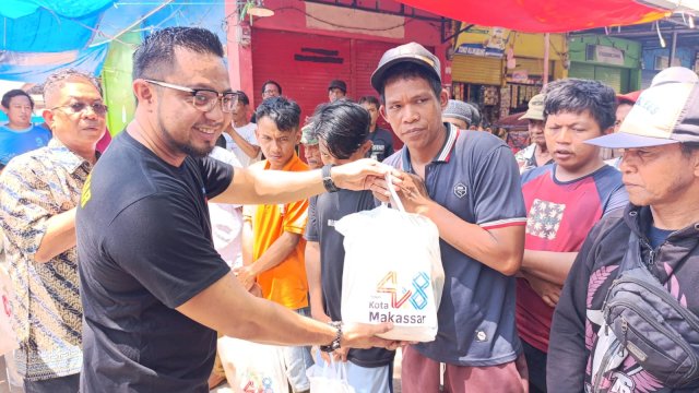 Meriahkan HUT Makassar, Perumda Pasar Salurkan Bantuan ke Ratusan Petugas Kebersihan Pasar