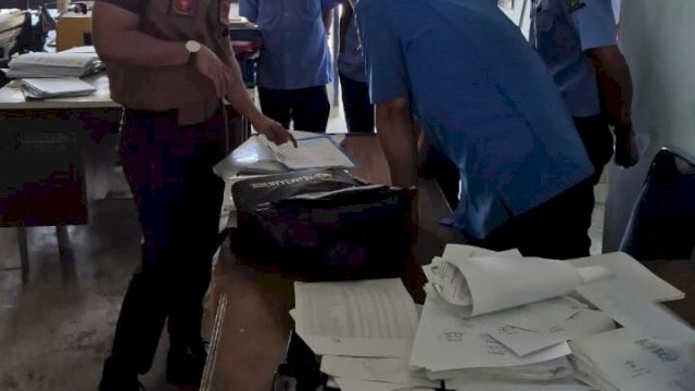 Kejari Sinjai saat menggeledah kantor PDAM Tirta Sinjai Bersatu ||irman@harian.news 