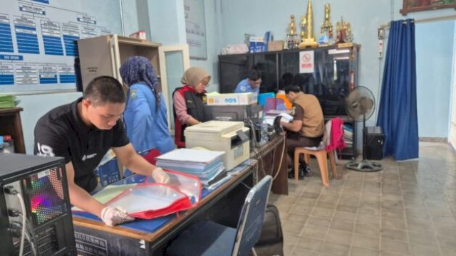 Kejari Sinjai saat menggeledah kantor PDAM Tirta Sinjai Bersatu ||irman@harian.news 