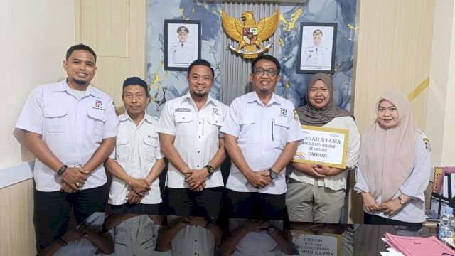 Empat Pegawai Perumda Pasar Makassar Boyong Hadiah Gerak Jalan HUT ke-418 Kota Makassar
