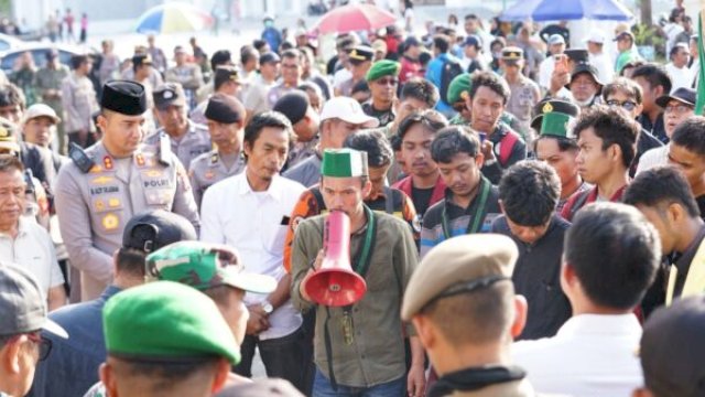 HMI CAGORA saat demonstrasi di gedung DPRD Gowa ||Ist@yusrizal_harian.news