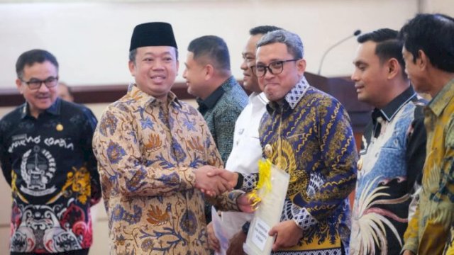 Penyerahan sertifikat tanah oleh Menteri ATR/BPN kepada Bupati Jeneponto || Ist_aswin@harian.news 