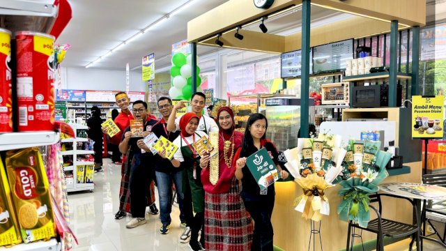 Grand opening Alfamidi Arif Rahman Hakim Makassar, Kamis (13/11). 