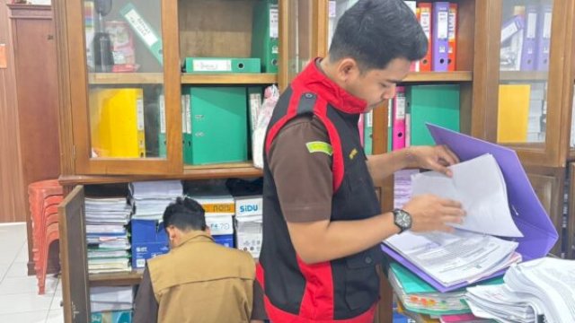 Tim penyidik Kajari Sinjai saat menggeledah 4 kantor di Sinjai yg terkait kasus SPAM ||irman@harian.news 