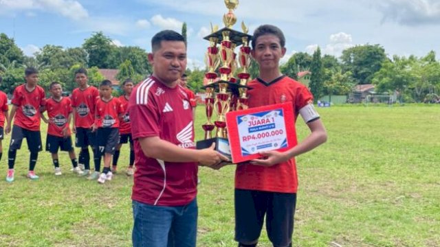 Penutupan Turnamen Piala Bupati Gowa – Ketua Askab PSSI Gowa, Muh. Yanuar Iswandy, menyerahkan piala kepada juara 1, SSB Syech Yusuf ||Ist _yusrizal@harian.news 
