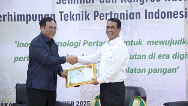 Menteri Pertanian Andi Amran Sulaiman menerima penghargaan dari Ketua Umum PERTETA di hadapan pakar pertanian ||handover