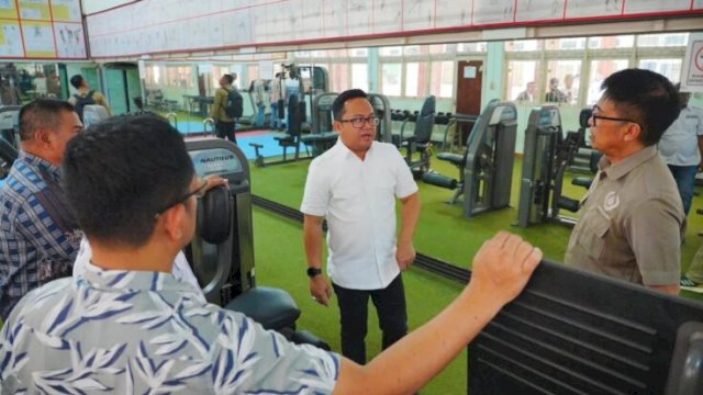 Chalik Suang bersama DM ketika memantau beberapa ruangan KONI Sulsel usai mengembalikan formulir ||yoz@harian.news 