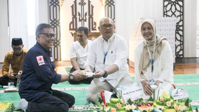 Sekretaris PMI Makassar, Khudri Arsyad bersama Agusta Palapa Gobel (Operational Manager MaRi) dan Rasmila Sari Suaib (Property Management General Manager). Ist