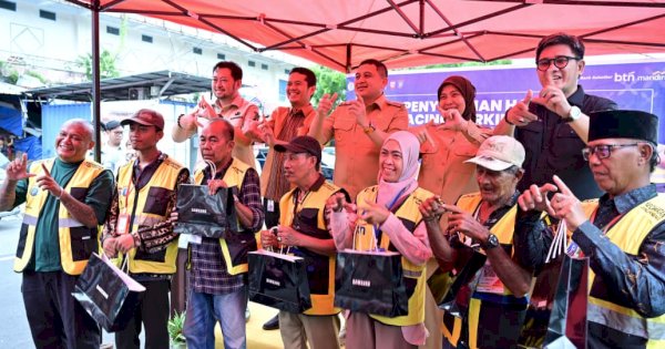 Digitalisasi Parkir Makassar Dipacu, Pemerintah Serahkan Hadiah ke Jukir Berprestasi