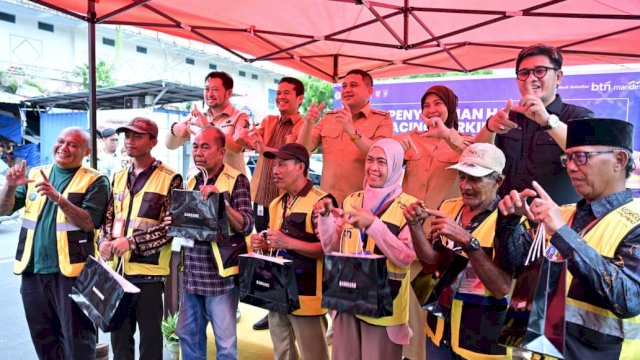 Digitalisasi Parkir Makassar Dipacu, Pemerintah Serahkan Hadiah ke Jukir Berprestasi