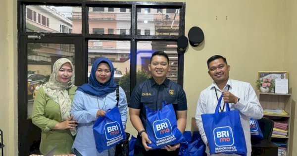 BRI Sungguminasa bersama Polres Gowa Salurkan Sembako untuk Masyarakat Miskin di Gowa