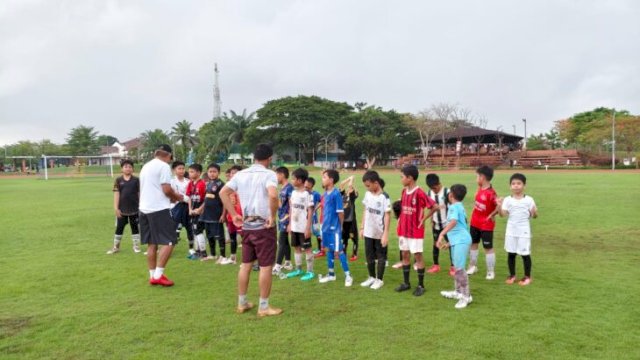 -anak SSB Gowa antusias mengikuti latihan perdana di lapangan hijau ||handover_yoz@harian.news 