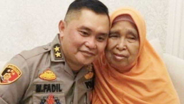 Foto almarhumah Hj. Sitti Siada Daeng Siang bersama sang putra, Komjen Muh Fadil Imran ||Ist_yoz@harian.news 