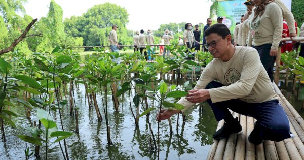 Taruna Ikrar Tanam Pohon di HUT ke-58 KADIN: Menjulang dalam Ekonomi, Membumi dengan UMKM, Mengakar pada Konservasi Mangrove