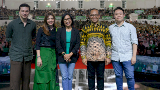 (Kiri ke kanan) Nicholas Saputra, Najwa Shihab, Neneng Goenadi, Chief Executive Officer, Grab Indonesia; Prof. drg. Muhammad Ruslin, M.Kes., Ph.D., Sp.BM (K)., Wakil Rektor Bidang Akademik dan Kemahasiswaan Universitas Hasanuddin Makassar; dan Halim Wijaya, Director of Grab Indonesia; berfoto bersama pada acara Generasi Campus Roadshow 2025 di JK Arenatorium, Universitas Hasanuddin (Unhas), Makassar, pada Selasa, (4/11). 