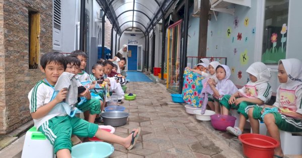 TK Islam Athirah Racing Centre Ajarkan Kemandirian Lewat Kegiatan Practical Life
