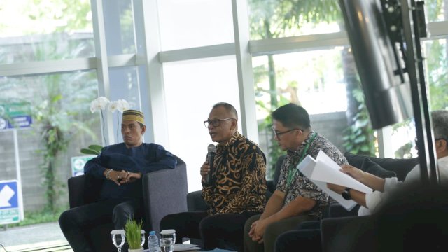 Kuasa Hukum PT Hadji Kalla, Azis T, S. H., M. H. saat memberikan keterangan pers kepada awak media di Wisma Kalla, beberapa waktu lalu. (Foto: Kalla)