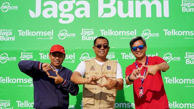 Tim Telkomsel saat berkunjung ke Bulucindea, Pangkep. (Foto: Pangkep)