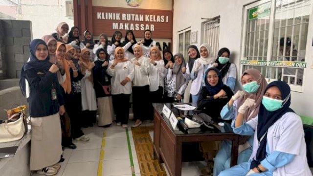 Pemeriksaan kesehatan gratis dan deteksi dini penyakit bagi Warga Binaan Pemasyarakatan (WBP), petugas, serta dharma Wanita Persatuan Rutan Makassar pada Jumat (21/11/2025).